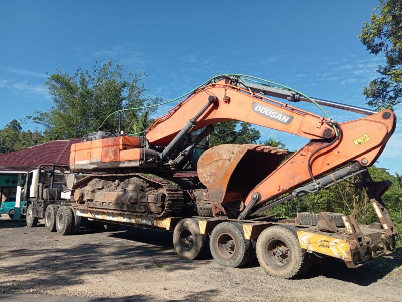 Alat berat Dozan-320 diduga menjadi penyebab jalan provinsi rusak (Munawar Khakik/SUARA UTAMA)