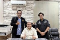 Adv. Yulianto Kiswocahyono, S.E., S.H., BKP (kiri), bersama AKBP Dr. Apollo Sinembela, S.S., S.H., M.Si. selaku Kabag Wasidik Direktorat Reserse Narkoba Polda Metro Jaya (tengah), dan Eko Wahyu Pramono, S.Ak, praktisi hukum serta pemegang Izin Kuasa Hukum (IKH) Pengadilan Pajak (kanan), saat melakukan kunjungan dan diskusi di ruang kerja Kabag Wasidik Polda Metro Jaya, Jakarta.