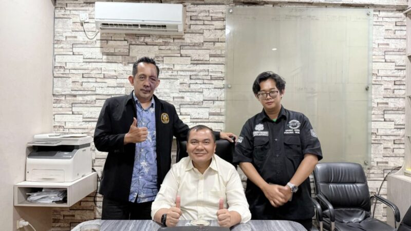 Adv. Yulianto Kiswocahyono, S.E., S.H., BKP (kiri), bersama AKBP Dr. Apollo Sinembela, S.S., S.H., M.Si. selaku Kabag Wasidik Direktorat Reserse Narkoba Polda Metro Jaya (tengah), dan Eko Wahyu Pramono, S.Ak, praktisi hukum serta pemegang Izin Kuasa Hukum (IKH) Pengadilan Pajak (kanan), saat melakukan kunjungan dan diskusi di ruang kerja Kabag Wasidik Polda Metro Jaya, Jakarta.