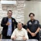 Adv. Yulianto Kiswocahyono, S.E., S.H., BKP (kiri), bersama AKBP Dr. Apollo Sinembela, S.S., S.H., M.Si. selaku Kabag Wasidik Direktorat Reserse Narkoba Polda Metro Jaya (tengah), dan Eko Wahyu Pramono, S.Ak, praktisi hukum serta pemegang Izin Kuasa Hukum (IKH) Pengadilan Pajak (kanan), saat melakukan kunjungan dan diskusi di ruang kerja Kabag Wasidik Polda Metro Jaya, Jakarta.