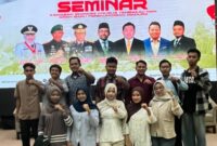 Para mahasiswa Universitas Islam Negeri Sunan Ampel (UINSA) Surabaya berfoto bersama seusai mengikuti Seminar “Kawasan Ekonomi Khusus Tembakau dan Arah Baru Perekonomian Madura” yang diselenggarakan di Gedung Ahmad Yani Kampus 1 UINSA, Selasa (11/11/2025)