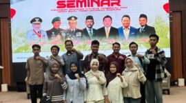 Para mahasiswa Universitas Islam Negeri Sunan Ampel (UINSA) Surabaya berfoto bersama seusai mengikuti Seminar “Kawasan Ekonomi Khusus Tembakau dan Arah Baru Perekonomian Madura” yang diselenggarakan di Gedung Ahmad Yani Kampus 1 UINSA, Selasa (11/11/2025)