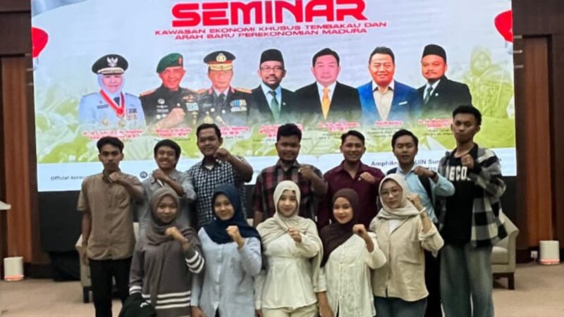 Para mahasiswa Universitas Islam Negeri Sunan Ampel (UINSA) Surabaya berfoto bersama seusai mengikuti Seminar “Kawasan Ekonomi Khusus Tembakau dan Arah Baru Perekonomian Madura” yang diselenggarakan di Gedung Ahmad Yani Kampus 1 UINSA, Selasa (11/11/2025)