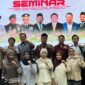 Para mahasiswa Universitas Islam Negeri Sunan Ampel (UINSA) Surabaya berfoto bersama seusai mengikuti Seminar “Kawasan Ekonomi Khusus Tembakau dan Arah Baru Perekonomian Madura” yang diselenggarakan di Gedung Ahmad Yani Kampus 1 UINSA, Selasa (11/11/2025)