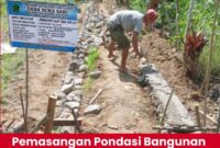 Proses pemasangan pondasi bangunan yang dananya diduga ada indikasi mark up anggaran (Munawar Khalik/SUARA UTAMA)