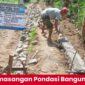 Proses pemasangan pondasi bangunan yang dananya diduga ada indikasi mark up anggaran (Munawar Khalik/SUARA UTAMA)