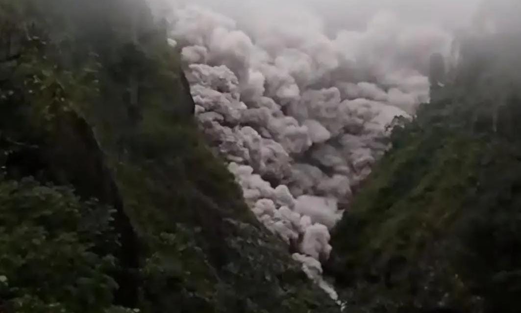 Erupsi Gunung Semeru yang mencapai jembatan Gladak Perak. (Dok. BPBD Kabupaten Lumajang/SUARA UTAMA)
