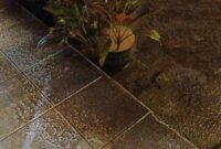 FOTO: Teras rumah milik Rochmad, warga Pronojiwo, Kabupaten Lumajang, tampak dipenuhi hujan bercampur lumpur akibat erupsi Gunung Semeru. (Andre Hariyanto/SUARA UTAMA)