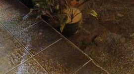 FOTO: Teras rumah milik Rochmad, warga Pronojiwo, Kabupaten Lumajang, tampak dipenuhi hujan bercampur lumpur akibat erupsi Gunung Semeru. (Andre Hariyanto/SUARA UTAMA)