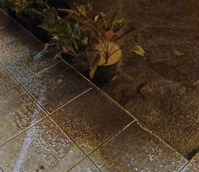 FOTO: Teras rumah milik Rochmad, warga Pronojiwo, Kabupaten Lumajang, tampak dipenuhi hujan bercampur lumpur akibat erupsi Gunung Semeru. (Andre Hariyanto/SUARA UTAMA)