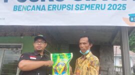 Lembaga Amil Zakat Nasional BMH Menyalurkan Bantuan kepada Pengungsi Erupsi Gunung Semeru Lumajang (Andre Hariyanto/SUARA UTAMA)
