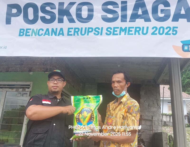 Lembaga Amil Zakat Nasional BMH Menyalurkan Bantuan kepada Pengungsi Erupsi Gunung Semeru Lumajang (Andre Hariyanto/SUARA UTAMA)