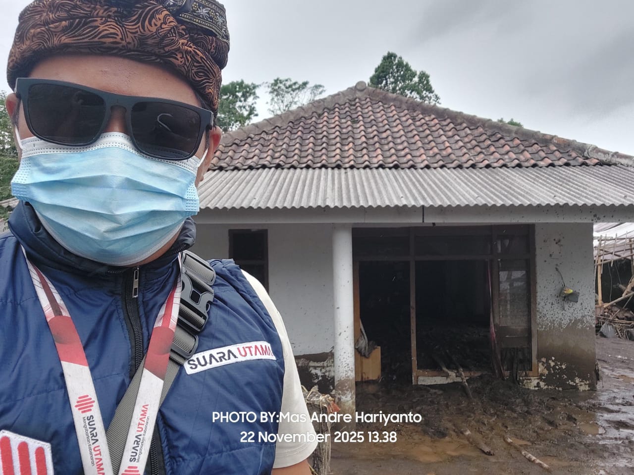 Sinergi Redaksi Suara Utama dan BMH Jatim Salurkan Bantuan untuk Pengungsi Erupsi Semeru 3 FOTO: Pemimpin Redaksi Media Nasional Suara Utama, Mas Andre Hariyanto, turun langsung ke lapangan meninjau kondisi rumah warga terdampak erupsi Gunung Semeru. (Andre Hariyanto/SUARA UTAMA)