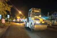 FOTO: Perbaikan Jalan Raya Provinsi Lamongan Dikebut hingga Larut Malam (Suroso/SUARA UTAMA