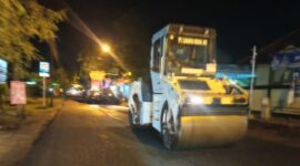 FOTO: Perbaikan Jalan Raya Provinsi Lamongan Dikebut hingga Larut Malam (Suroso/SUARA UTAMA