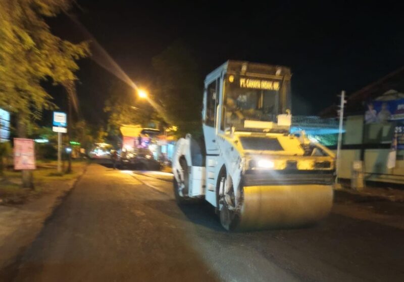 FOTO: Perbaikan Jalan Raya Provinsi Lamongan Dikebut hingga Larut Malam (Suroso/SUARA UTAMA