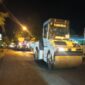 FOTO: Perbaikan Jalan Raya Provinsi Lamongan Dikebut hingga Larut Malam (Suroso/SUARA UTAMA
