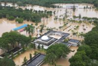 Banjir besar melanda Aceh. 16 Kabupaten berdampak.