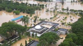 Banjir besar melanda Aceh. 16 Kabupaten berdampak.