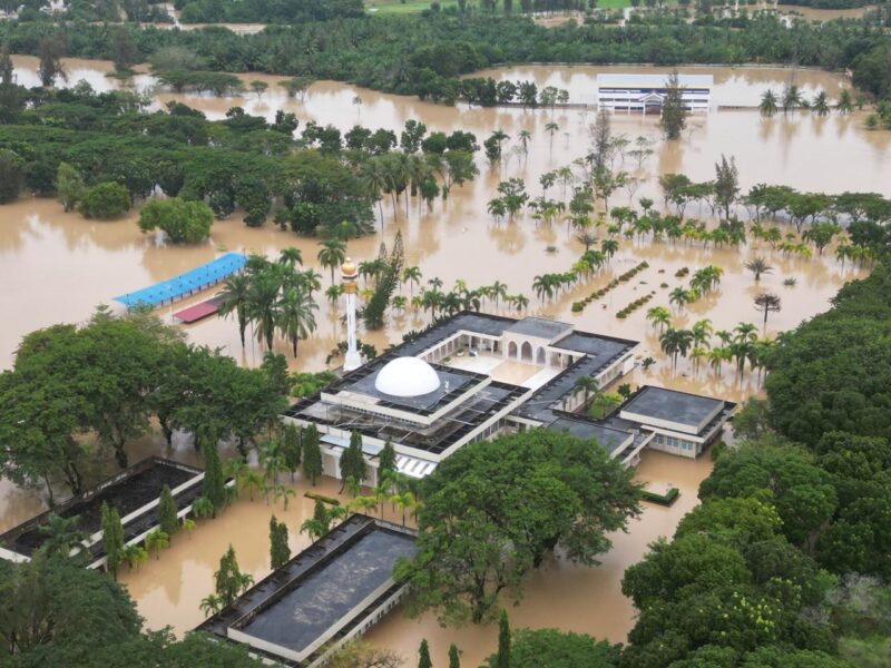 Banjir besar melanda Aceh. 16 Kabupaten berdampak.