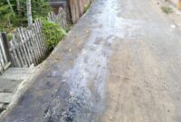 FOTO: Diduga Dikerjakan Asal Jadi, Kondisi Jalan Akbar RT 03 Memprihatinkan - Kades Teluk Sialang Janji Koordinasi dengan Rekanan (Hengky)