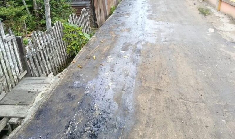 FOTO: Diduga Dikerjakan Asal Jadi, Kondisi Jalan Akbar RT 03 Memprihatinkan - Kades Teluk Sialang Janji Koordinasi dengan Rekanan (Hengky)