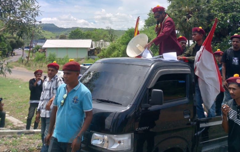 PMKRI Ende Geruduk Polres Nagekeo, Tuding Ada Jaringan Mafia yang Dilindungi Oknum Aparat 3 IMG 20251118 193650 PMKRI Ende Geruduk Polres Nagekeo, Tuding Ada Jaringan Mafia yang Dilindungi Oknum Aparat Suara Utama ID Mengabarkan Kebenaran | Website Resmi Suara Utama