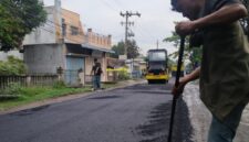 Kabar baik Jalan Syarifuddin diperbaiki, setelah 7 tahun tidak diperbaiki dan biarkan rusak parah (Syurya Darma/SUARA UTAMA)