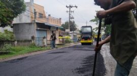 Kabar baik Jalan Syarifuddin diperbaiki, setelah 7 tahun tidak diperbaiki dan biarkan rusak parah (Syurya Darma/SUARA UTAMA)