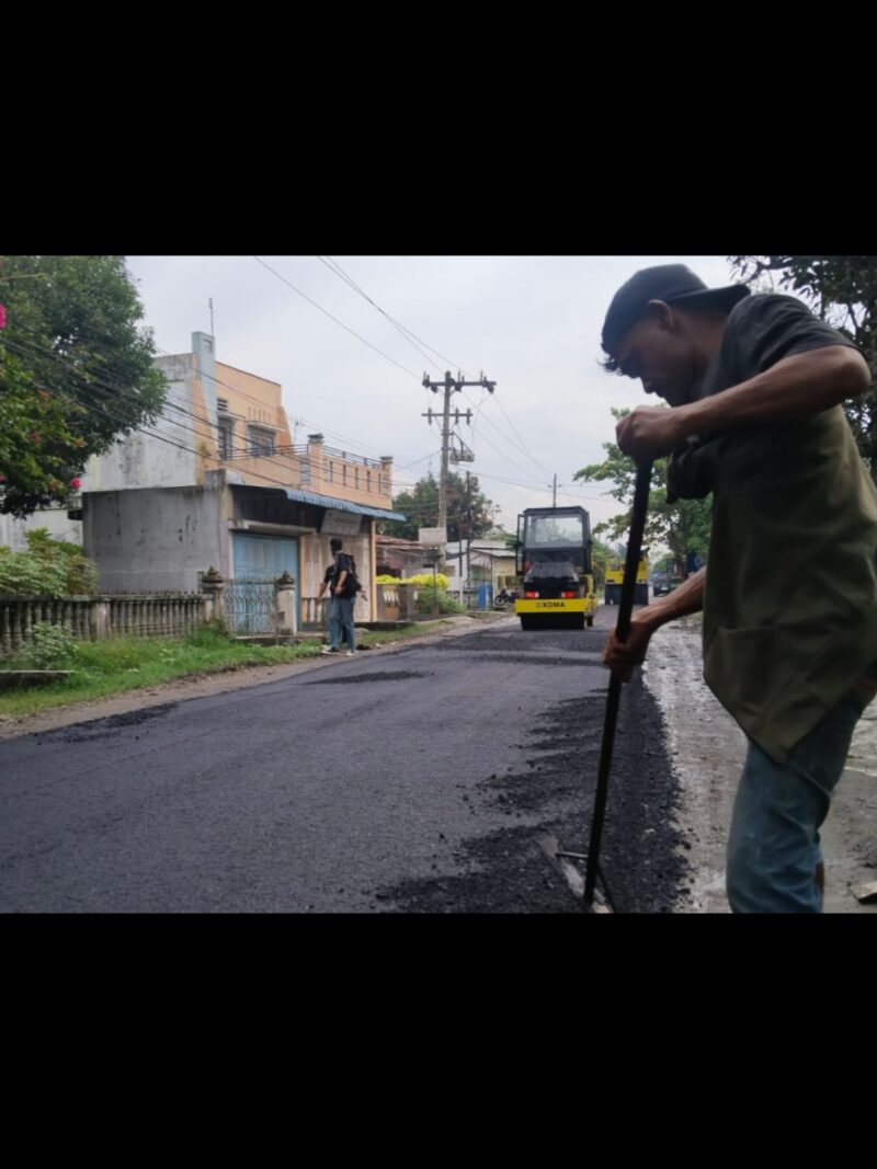 Kabar baik Jalan Syarifuddin diperbaiki, setelah 7 tahun tidak diperbaiki dan biarkan rusak parah (Syurya Darma/SUARA UTAMA)