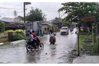 Kondisi Jalan Syarifuddin rusak parah di Kelurahan Indrapura (Syurya Darma/SUARA UTAMA)