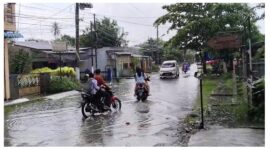 Kondisi Jalan Syarifuddin rusak parah di Kelurahan Indrapura (Syurya Darma/SUARA UTAMA)