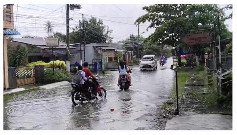 Kondisi Jalan Syarifuddin rusak parah di Kelurahan Indrapura (Syurya Darma/SUARA UTAMA)