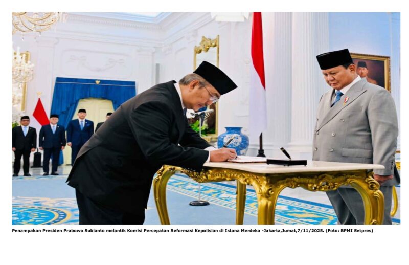 Penampakan Presiden Prabowo Subianto melantik Komisi Percepatan Reformasi Kepolisian di Istana Merdeka -Jakarta,Jumat,7/11/2025. (Foto: BPMI Setpres)
