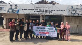Peserta program YES Scale Up lakukan kunjungan industri ke dua pelaku usaha sukses (Ajeng Dini Utami/SUARA UTAMA)