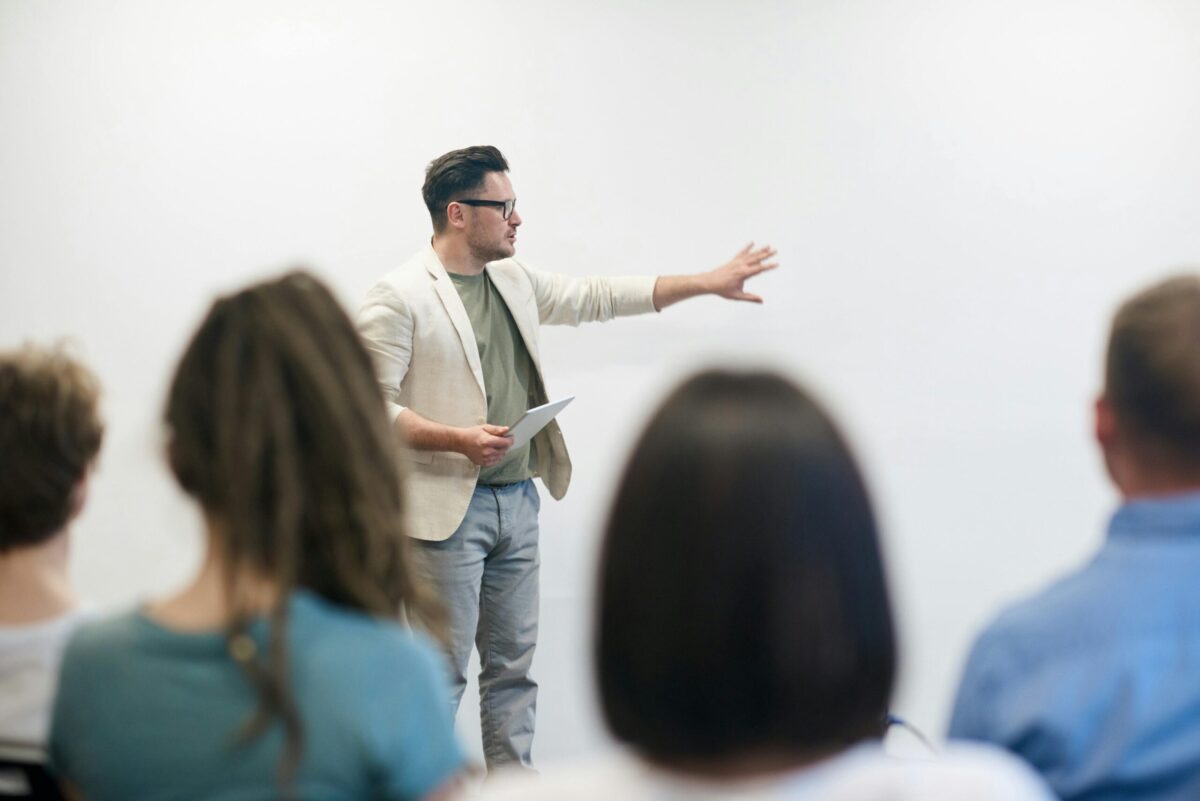 Ilustrasi seorang guru sedang mengajar di dalam kelas (Fauxels/Pexels.com)