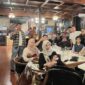 Suasana hangat dan penuh kebersamaan dalam pertemuan teknikal meeting terakhir Moekajat Gen 3 di Pena Coffee & Roastery, Surabaya. Pertemuan ini menjadi bagian penting dari persiapan menuju Moekajat Family Gathering #1 2025, yang akan digelar di Villa ALTASA, Trawas, Mojokerto pada 6–7 Desember 2025.