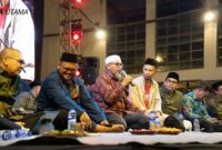 Para narasumber dan tokoh yang hadir dalam forum Sinau Kebangsaan duduk dalam satu sesi diskusi di Surabaya, Senin (10/11/2025). Acara yang digelar Sekolah Negarawan bersama Komunitas Bangbangwetan dan Kiai Kanjeng ini menjadi momentum deklarasi Sekretariat Musyawarah Kenegarawanan serta ruang refleksi Hari Pahlawan.