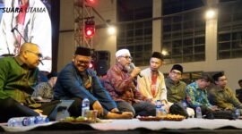 Para narasumber dan tokoh yang hadir dalam forum Sinau Kebangsaan duduk dalam satu sesi diskusi di Surabaya, Senin (10/11/2025). Acara yang digelar Sekolah Negarawan bersama Komunitas Bangbangwetan dan Kiai Kanjeng ini menjadi momentum deklarasi Sekretariat Musyawarah Kenegarawanan serta ruang refleksi Hari Pahlawan.