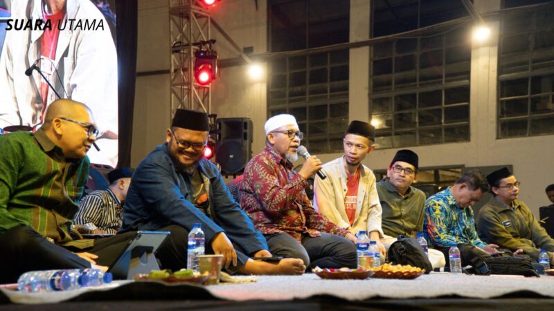 Para narasumber dan tokoh yang hadir dalam forum Sinau Kebangsaan duduk dalam satu sesi diskusi di Surabaya, Senin (10/11/2025). Acara yang digelar Sekolah Negarawan bersama Komunitas Bangbangwetan dan Kiai Kanjeng ini menjadi momentum deklarasi Sekretariat Musyawarah Kenegarawanan serta ruang refleksi Hari Pahlawan.