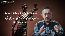 Adv. Yulianto Kiswocahyono, SE., SH., BKP memberikan pandangan hukum terkait keputusan Presiden Prabowo Subianto dalam memberikan rehabilitasi kepada mantan Direksi ASDP. Visual Lady Justice pada latar belakang menggambarkan simbol keadilan dan dimensi hukum administrasi yang menjadi sorotan dalam analisis ini.