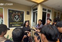 SN memberikan keterangan kepada awak media di depan Polres Sukabumi