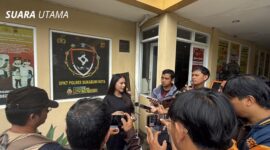 SN memberikan keterangan kepada awak media di depan Polres Sukabumi