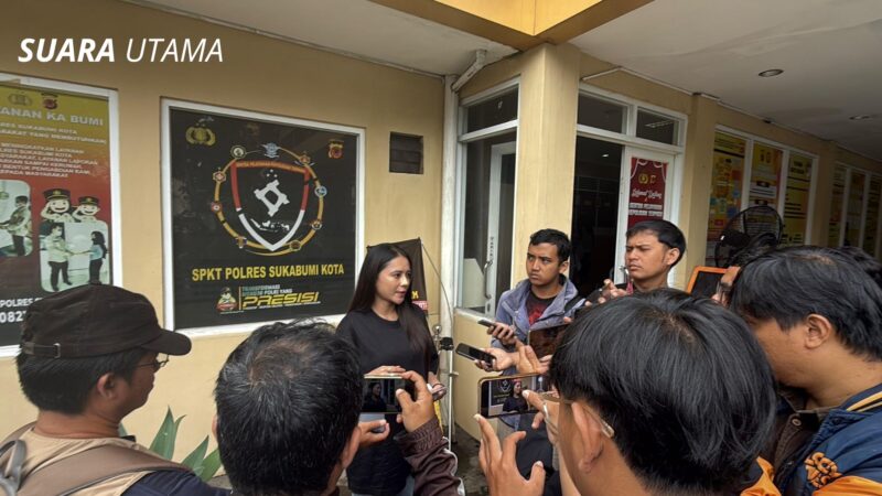 SN memberikan keterangan kepada awak media di depan Polres Sukabumi