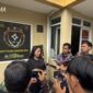 SN memberikan keterangan kepada awak media di depan Polres Sukabumi
