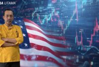 Ilustrasi Yulianto Kiswocahyono, SE., SH., BKP, di latar visual pasar saham Amerika Serikat. Grafik pergerakan indeks dan bendera AS menggambarkan dinamika pasar yang menjadi fokus analisis terkait potensi risiko dan tekanan ekonomi.