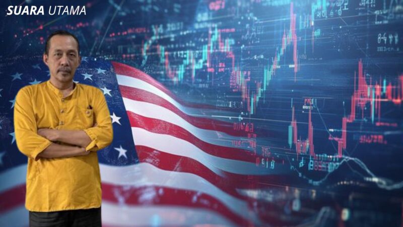 Ilustrasi Yulianto Kiswocahyono, SE., SH., BKP, di latar visual pasar saham Amerika Serikat. Grafik pergerakan indeks dan bendera AS menggambarkan dinamika pasar yang menjadi fokus analisis terkait potensi risiko dan tekanan ekonomi.