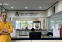 Yulianto Kiswocahyono, S.E., S.H., BKP, Senior Tax Consultant dan Ketua Komite Fiskal KADIN Jawa Timur, terlihat di depan ruang Direktorat Penerimaan Pajak. Yulianto berperan penting dalam mendukung penerapan sistem Coretax, yang diharapkan dapat memperbaiki administrasi pajak dan meningkatkan kepatuhan fiskal di Indonesia.