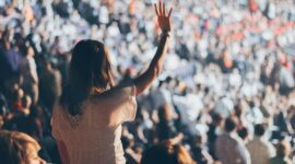 Ilustrasi sumpah pemuda ketika orang mengangkat tangannya untuk bertanya dalam Kongres Pemuda (Josh Sorenson/Pexels.com)