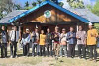 Foto bersama Tim Jelajah Titik Cahaya bersama pengurus masjid dan para Da'i Pedalaman Timor di depan Basecamp Istana Quran Indonesia Kampung Quran Oeue (Muhazir Syukur/SUARA UTAMA)